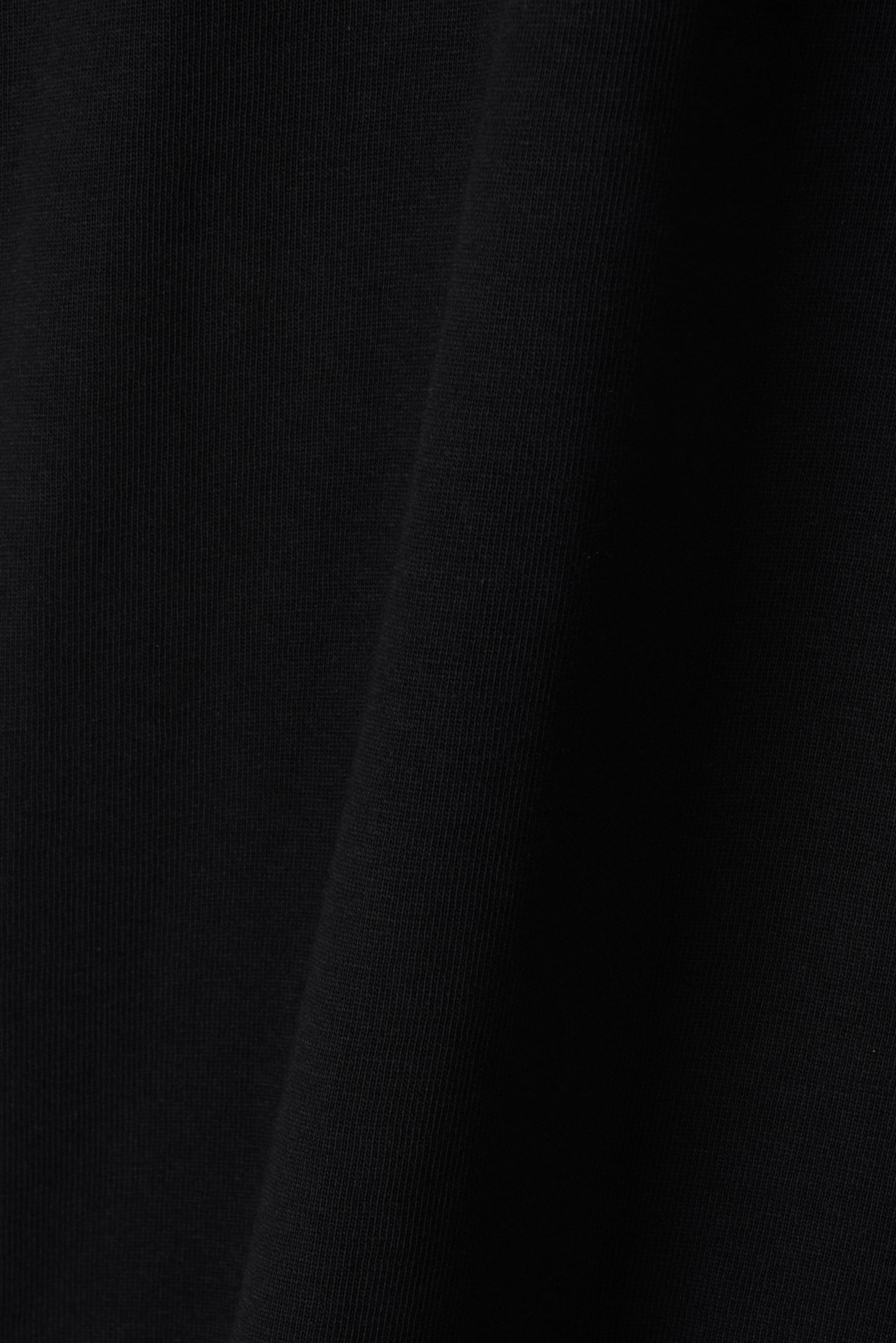 Close-up of black GOTS-certified organic cotton T-shirt fabric texture – Studio Drop