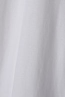 Close-up of white GOTS-certified organic cotton T-shirt fabric texture – Studio Drop