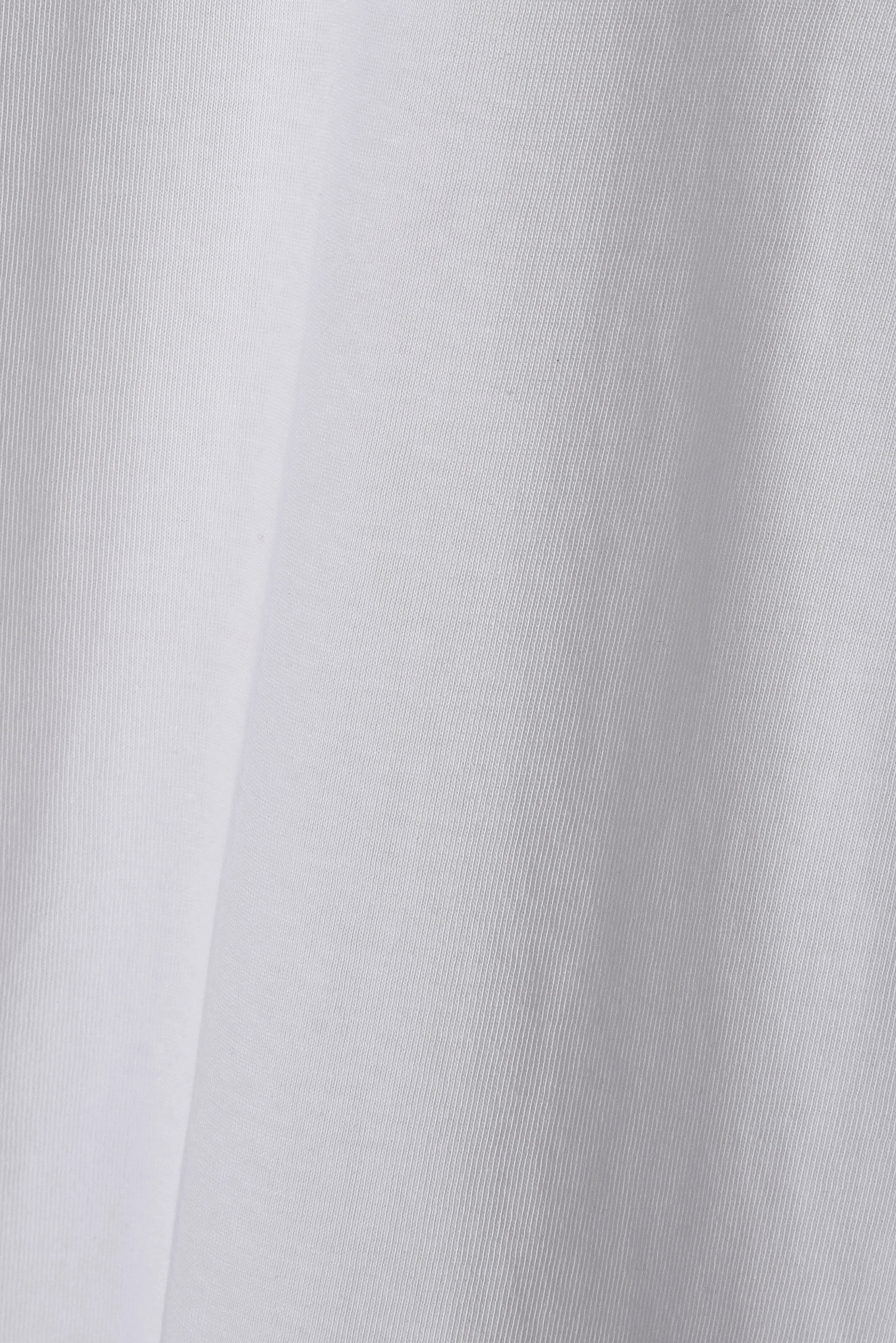 Close-up of white GOTS-certified organic cotton T-shirt fabric texture – Studio Drop