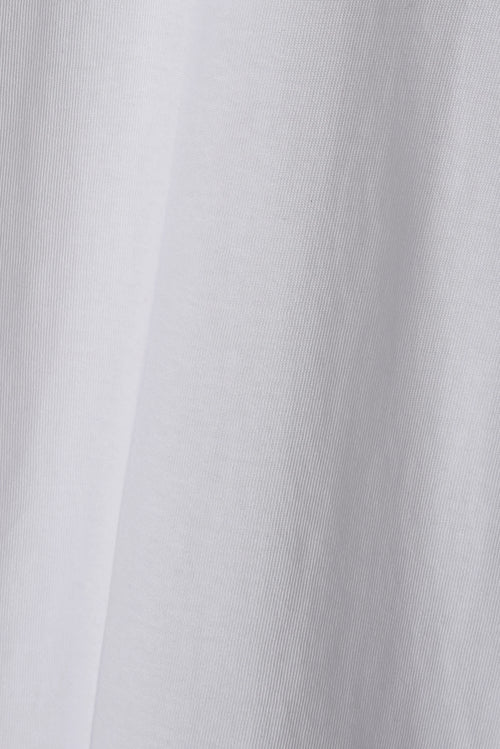 Close-up of white GOTS-certified organic cotton T-shirt fabric texture – Studio Drop