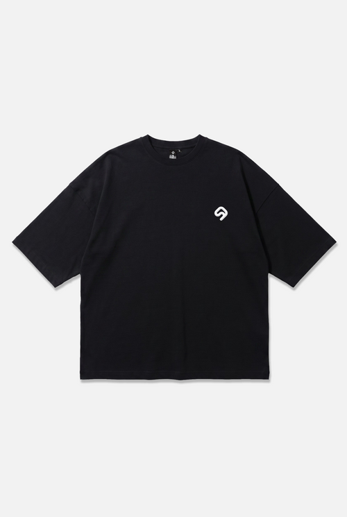 Core Tee black oversized organic cotton T-shirt with Chalk insignia – Studio Drop